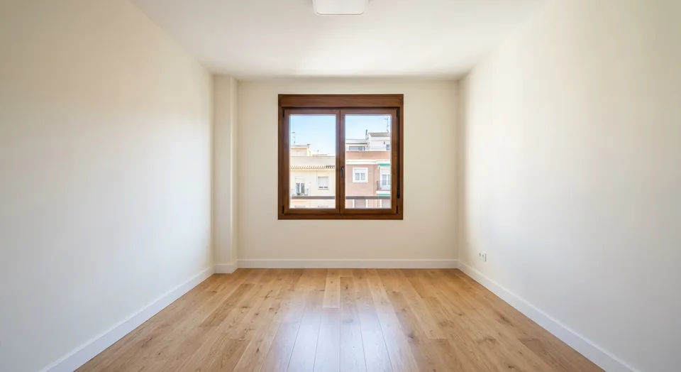 Simulación después: habitación con paredes lisas en blanco cálido
